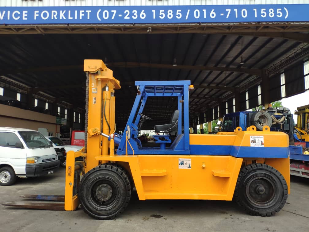 KOMATSU 13.5 TON FORKLIFT (2)