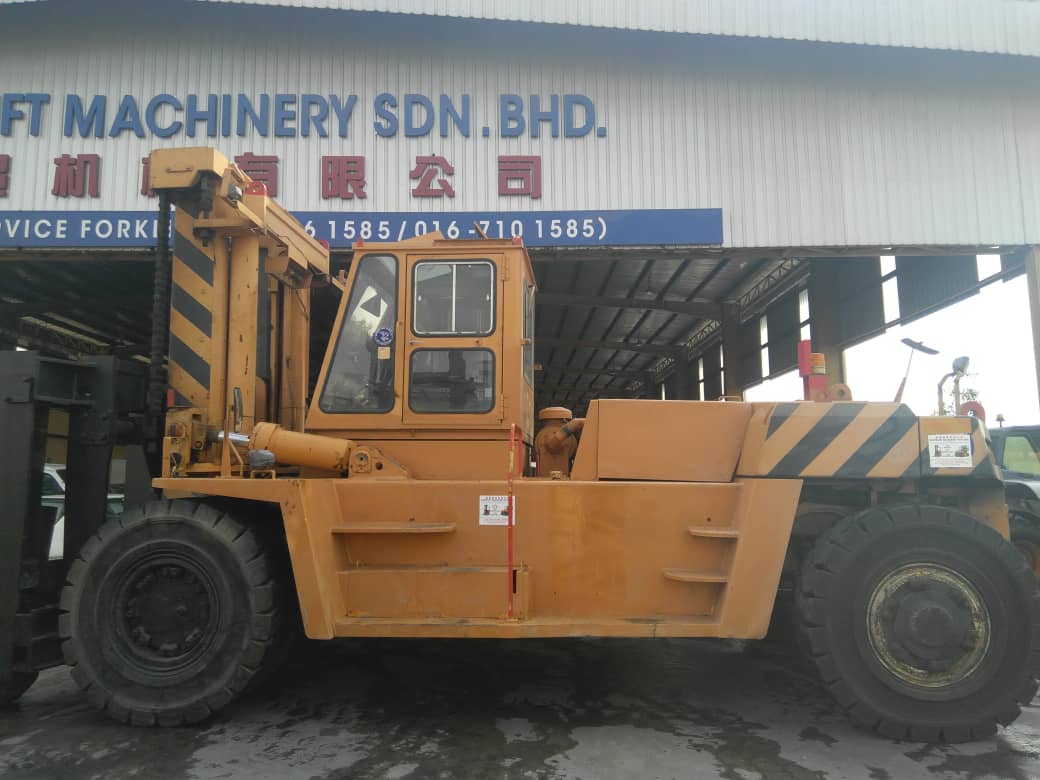 KOMATSU 28.0 TON FORKLIFT 2.jpeg