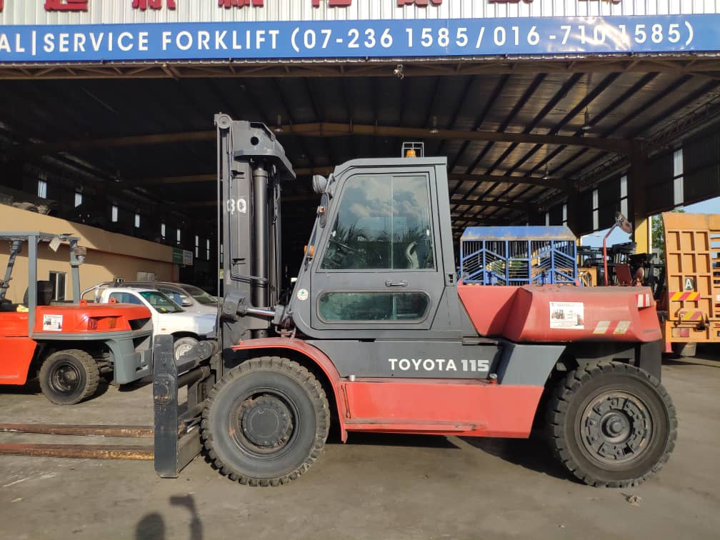 TOYOTA 11.5 TON FORKLIFT 2 2.jpeg