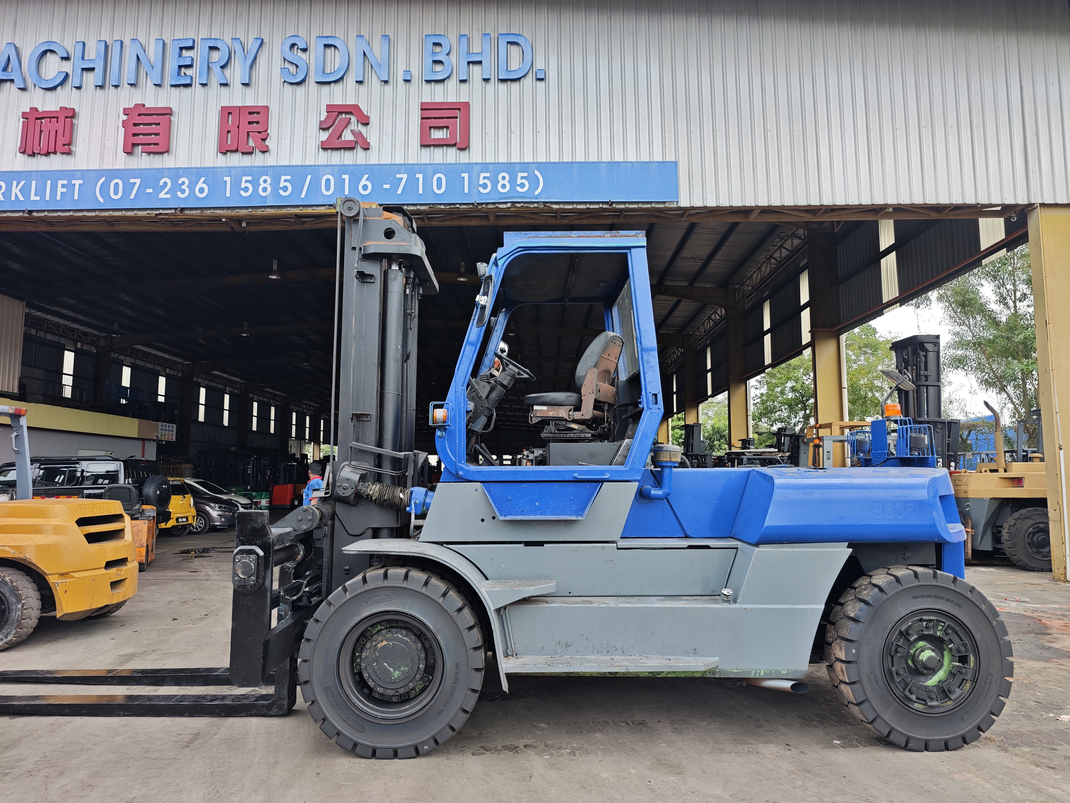 TOYOTA 13.5 TON FORKLIFT 2 2.jpg