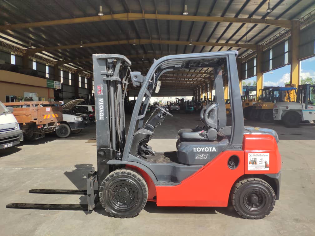 TOYOTA 2.5 TON FORKLIFT 2 1 1.jpeg