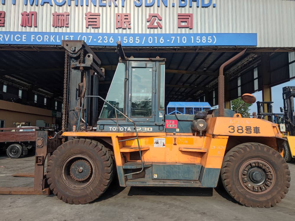 TOYOTA 23.0 TON FORKLIFT 2 1.jpeg