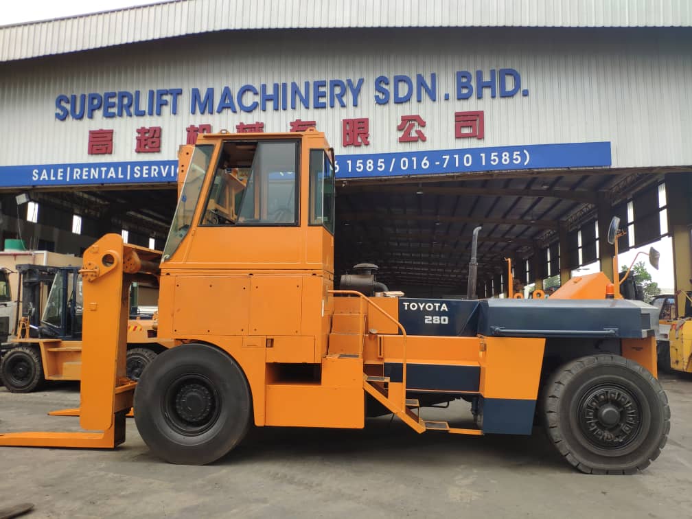 TOYOTA 28.0 TON FORKLIFT 2.jpeg