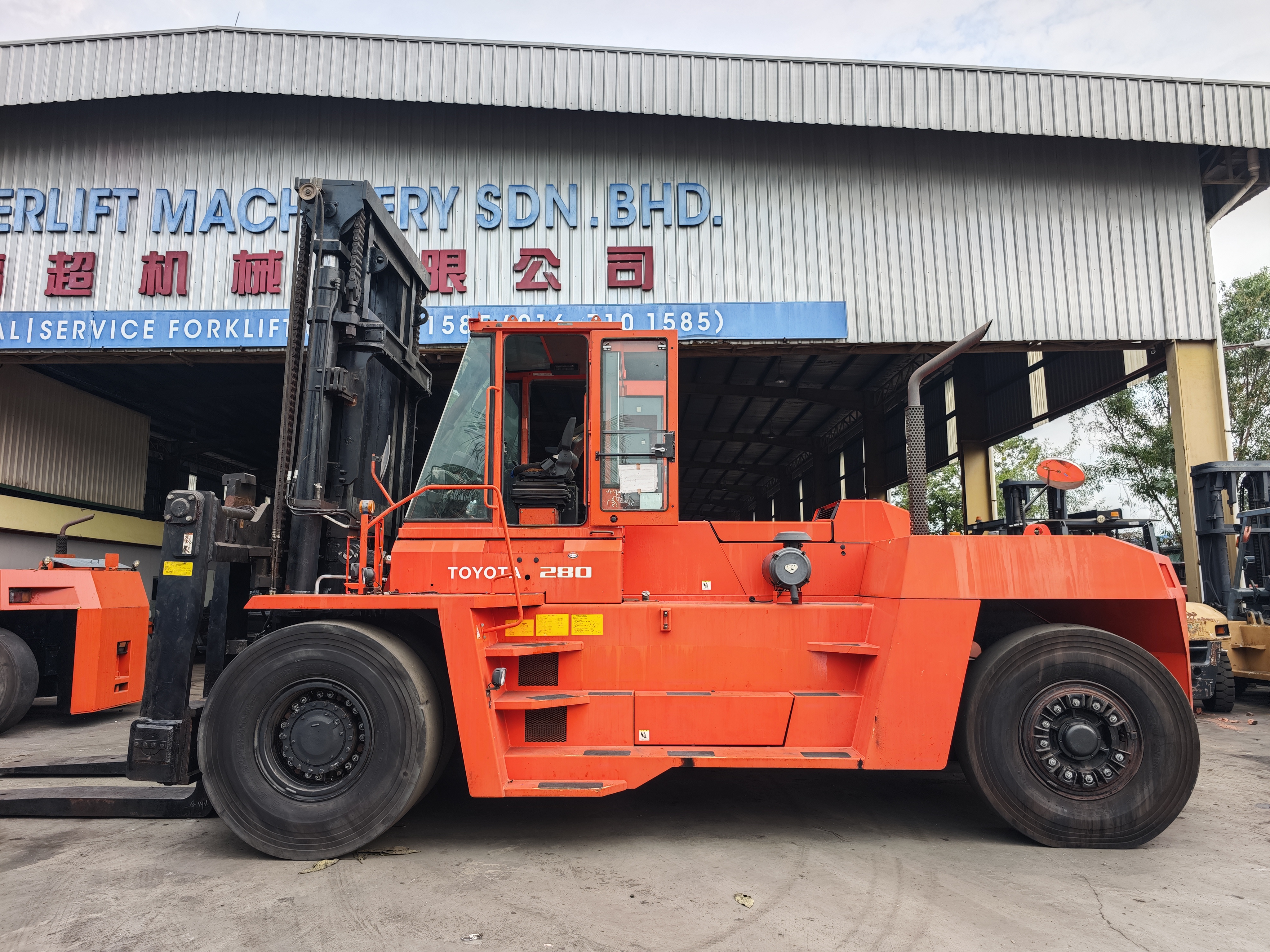 TOYOTA 28.0 TON FORKLIFT 2.jpg