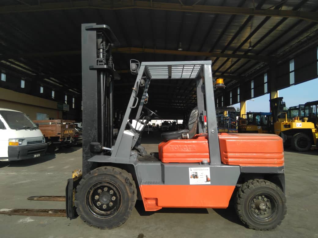 TOYOTA 4.0 TON FORKLIFT 2.jpeg