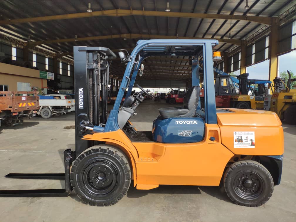 TOYOTA 4.5 TON FORKLIFT 2 2.jpeg