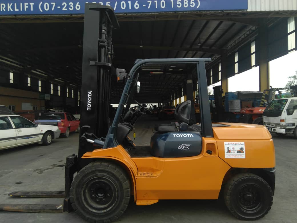 TOYOTA 4.5 TON FORKLIFT 2.jpeg