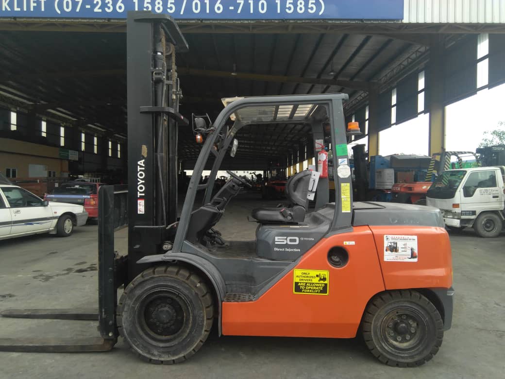 TOYOTA 5.0 TON FORKLIFT 2 2.jpeg