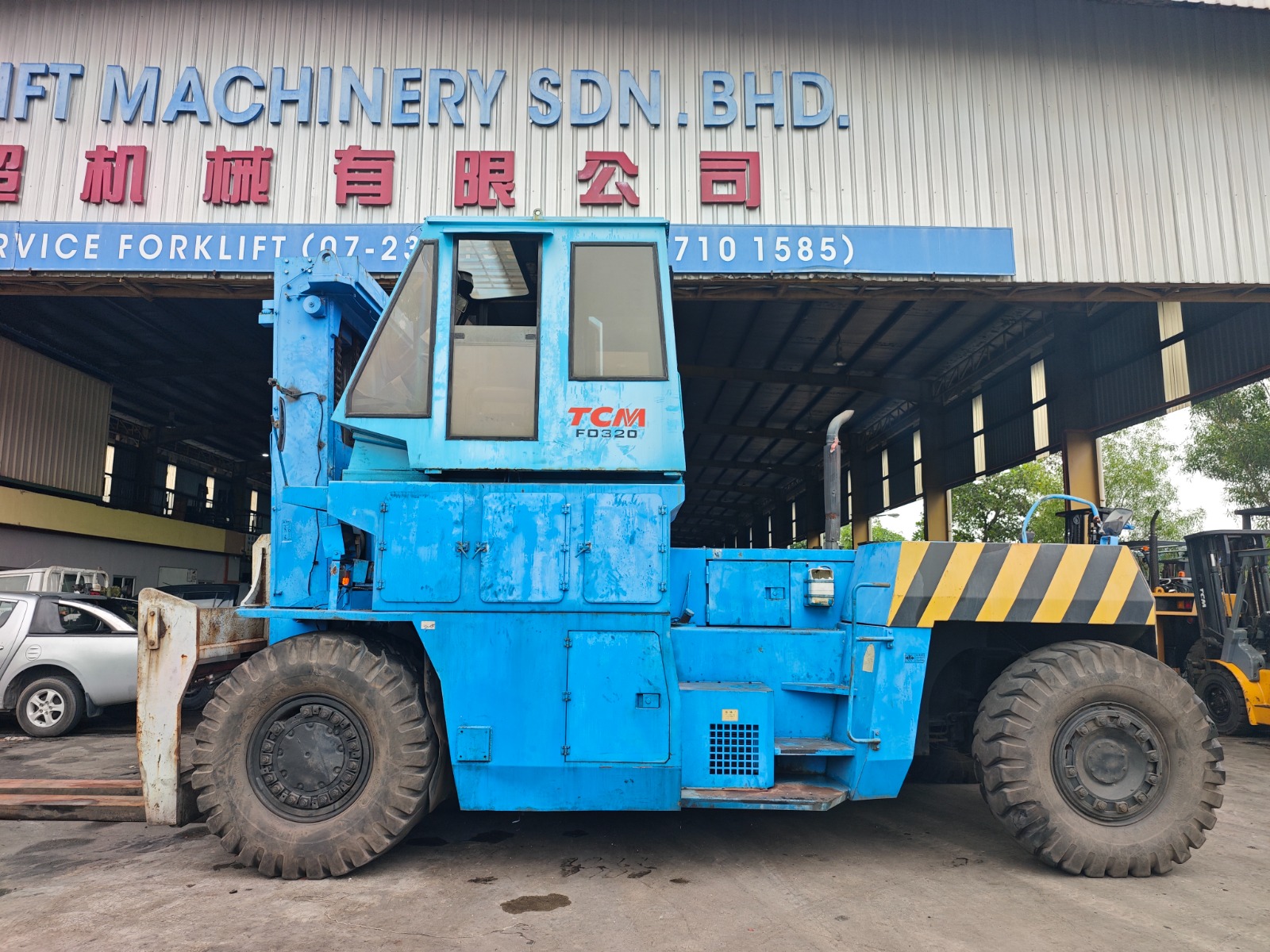 TCM 32.0 TON FORKLIFT (2)